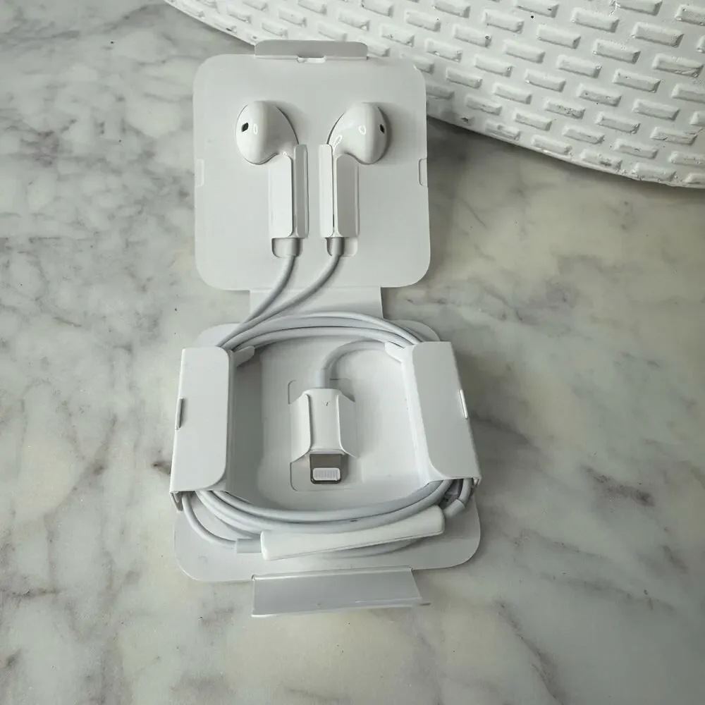 NEW Apple Iphone Earpods with Lightning Cable